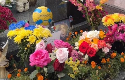 Футбольний м’яч на могилі Максима Матерухіна