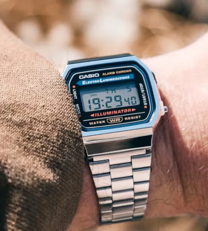 Цифровий годинник Casio на зап’ястку з металевим браслетом