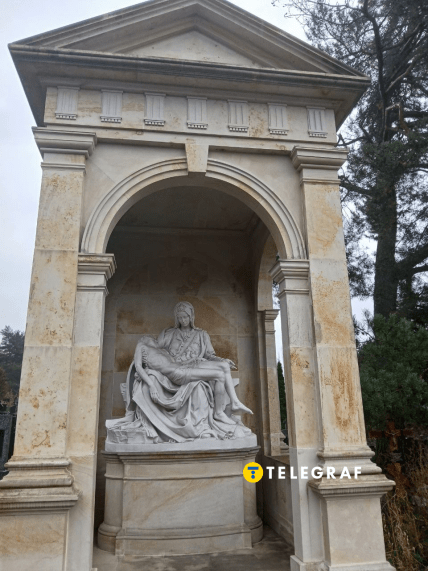 Мармуровий пам’ятник на Голосківському цвинтарі