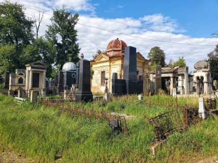 Надгробия на Еврейском кладбище в Черновцах
