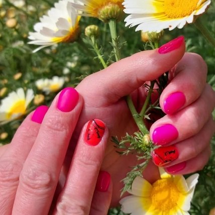 малиновий манікюр