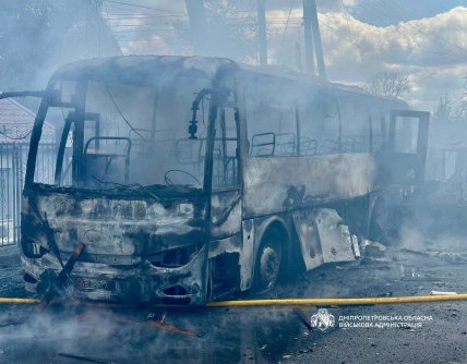 Наслідки удару РФ по Дніпру 30 квітня - згорів автобус