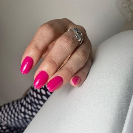 малиновий манікюр
