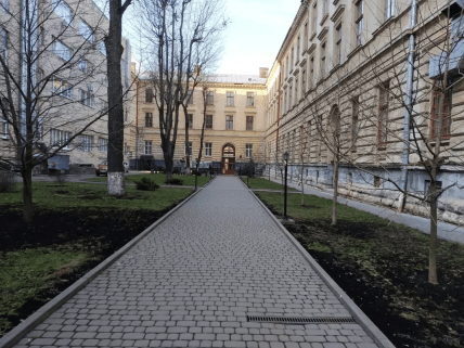 Двір географічного факультету ЛНУ