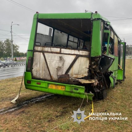 Поврежденная маршрутка в Харькове