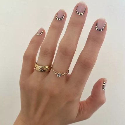 Маникюр с золотой фольгой