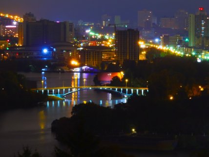 Венеційський міст з вечірнім освітленням