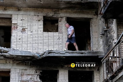 Чоловік у зруйнованій будівлі. Фото Ян Доброносов "Телеграф"
