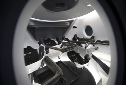 SpaceX показала интерьер космического корабля Crew Dragon 