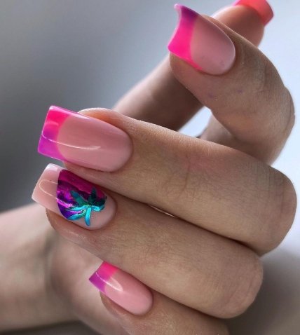 клубника на ногтях