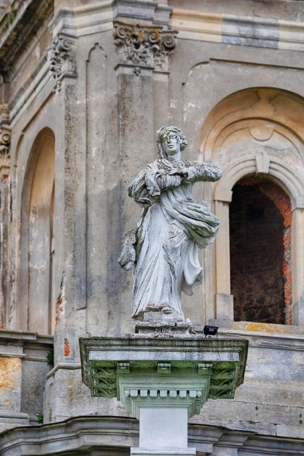 Скульптура Діви Марії