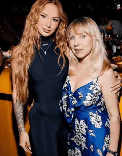 Анна Асті з мамою