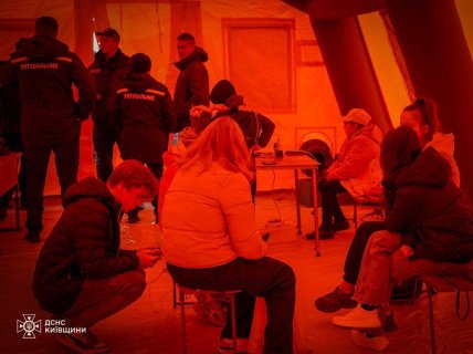 Жители Славутича в "Пункте незламності". Фото: ГСЧС Киевщины