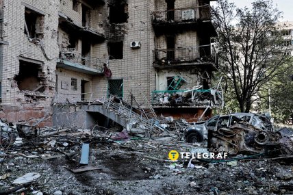 Пошкоджена будівля та згорівший автомобіль. Фото Ян Доброносов "Телеграф"