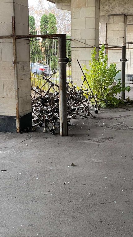 Люстри-молекули викинули до КПІ