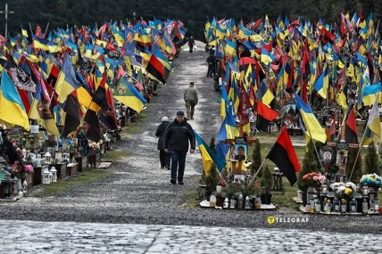 Люди на тропинке на Марсовом поле