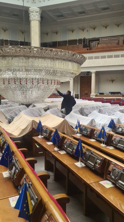 Люстра в сессионном зале Верховной Рады