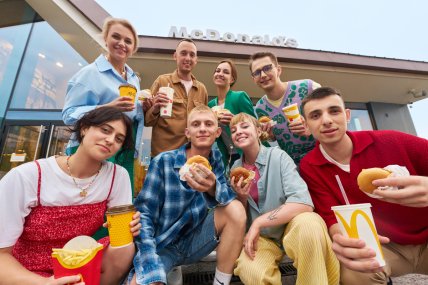 Підлітки працюють у McDonald’s