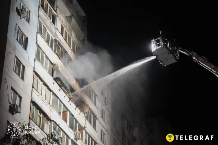 Рятувальники гасять пожежу в житловому будинку в Києві за допомогою автодрабини