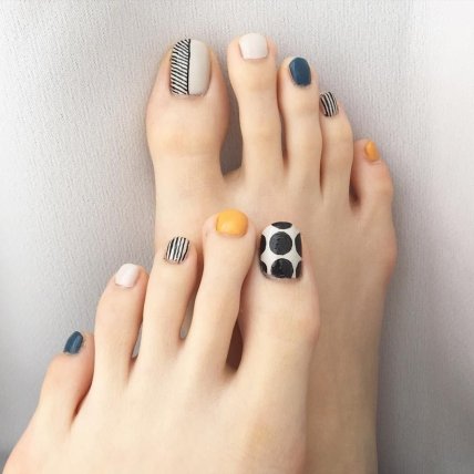 Тренди педикюру 2023 — геометрія та абстракція