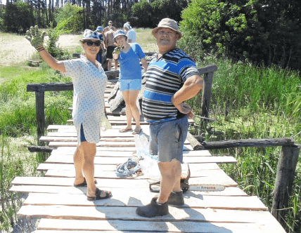 Жанна Мальцева (зліва) та Марина Шевчук (посередині) - організаторки ремонту моста