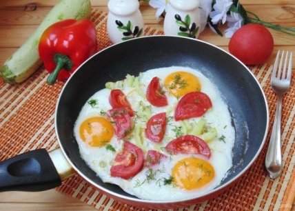 Яичница с летними овощами