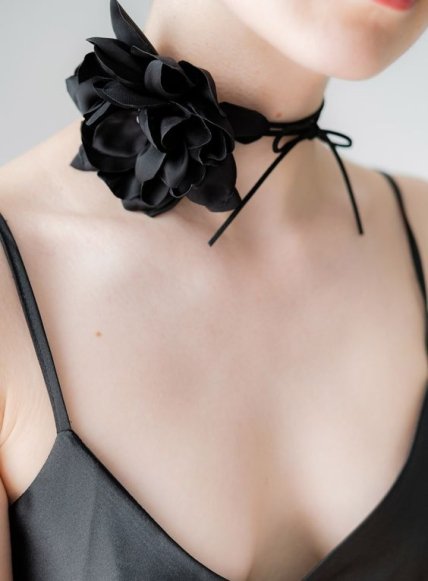 Чокер з квіткою