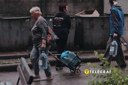 Жителі Дружківки також набирають воду в колодязях