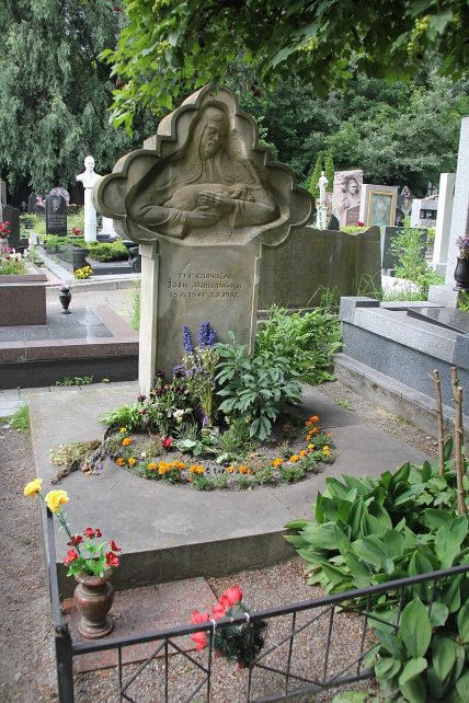 Могила Ивана Миколайчука