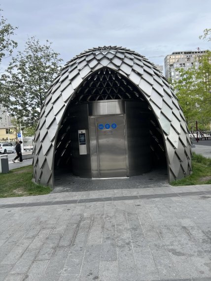 Днепр Успенская площадь необычный туалет
