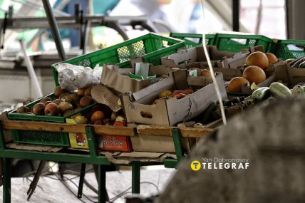 На вітринах стоять ящики з овочами та фруктами. Фото Ян Доброносов, "Телеграф"