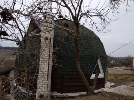 Дім на фундаменті з пляшок в Тернопільській області