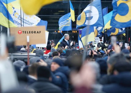 Порошенко виступає біля входу до терміналу аеропорту