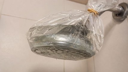 Пакет с уксусом в душе