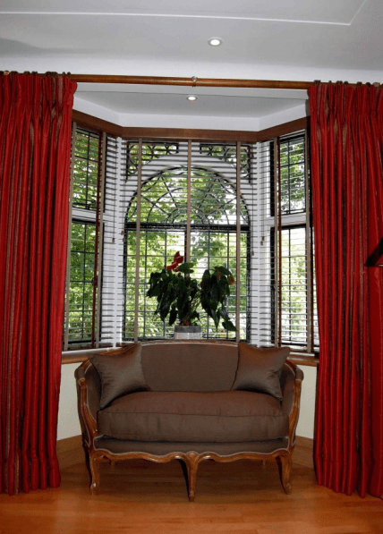 штори червоні на вікнах