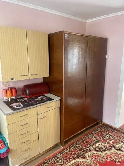В квартирі є меблі та килими