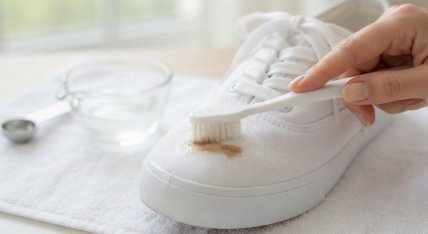 Як очистити білі кросівки