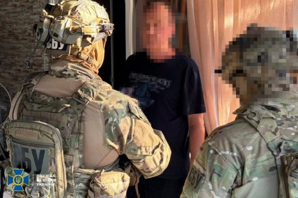 Правоохранители задерживают первого замглавы Одесского облсовета. Фото — СБУ