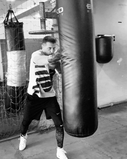 Віталій Русоль б’є грушу