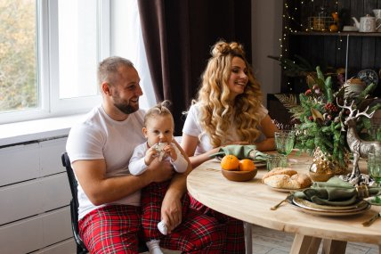 семья за ужином