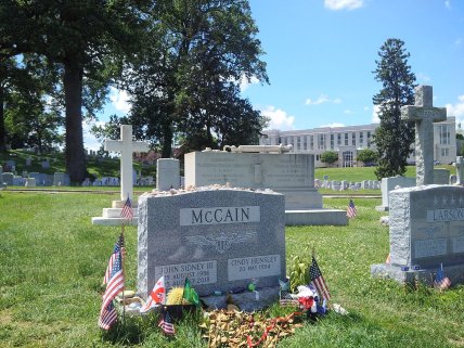 джон маккейн могила