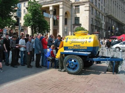 Черга за квасом на Хрещатику, 2006 рік