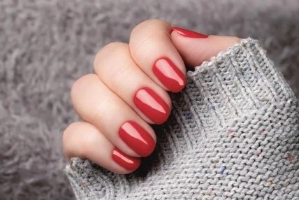 Манікюр для жінок за 50 — червоний