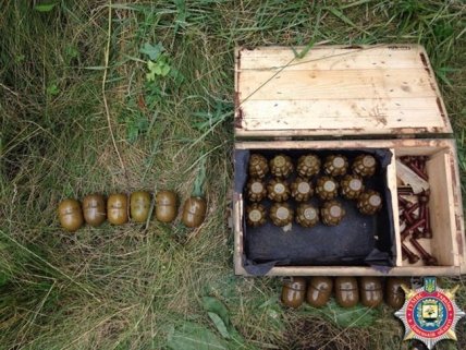В Авдеевке обнаружили тайник с оружием и боеприпасами