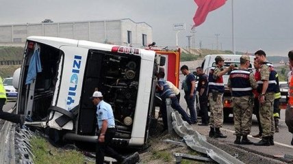 В Турции перевернулся автобус с военными, пострадали 47 человек