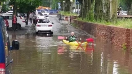 Не только гидроциклы: украинцы начали плавать на байдарках по затопленным улицам (фото, видео)
