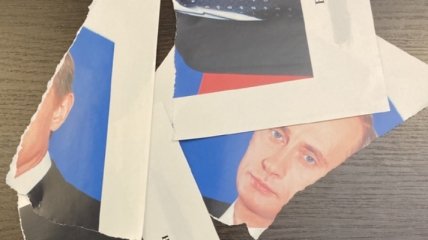 Депутат в Петербурге порвал портрет Путина: разбираться с «ЧП» отправили наряд полиции