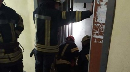 В Киеве в одной из многоэтажек убило лифтера: подробности