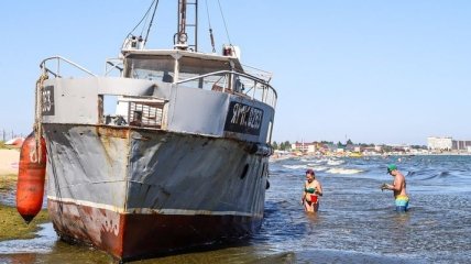 В курортной Затоке на пляж выбросило рыболовецкое судно (Видео)