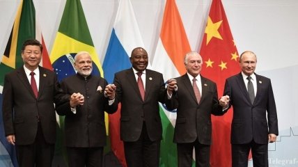 Лидерам стран БРИКС не удалось найти флаги своих стран